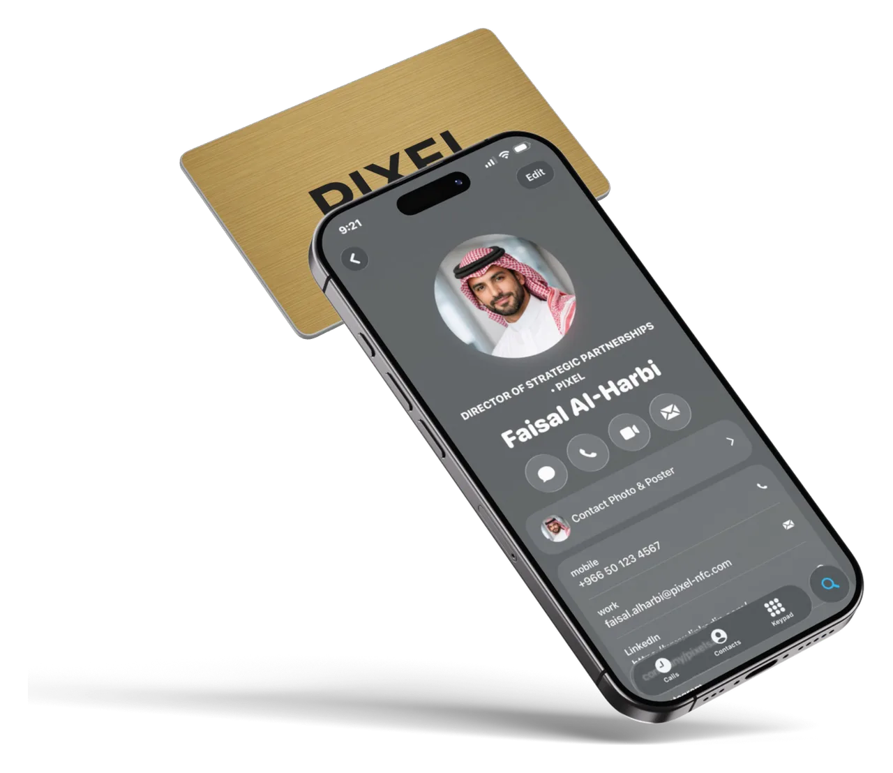 Carte métal dorée et iPhone affichant le contact enregistré après un simple geste.