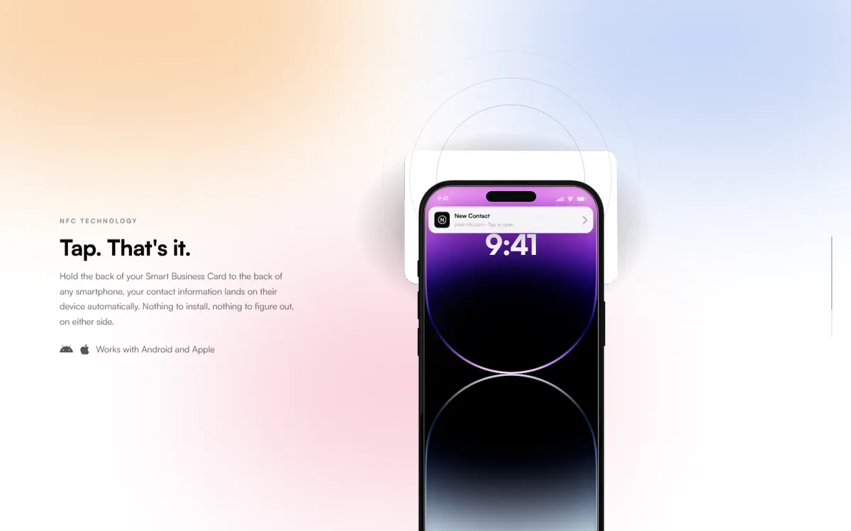 L'iPhone touche la carte et affiche une notification « New Contact ».